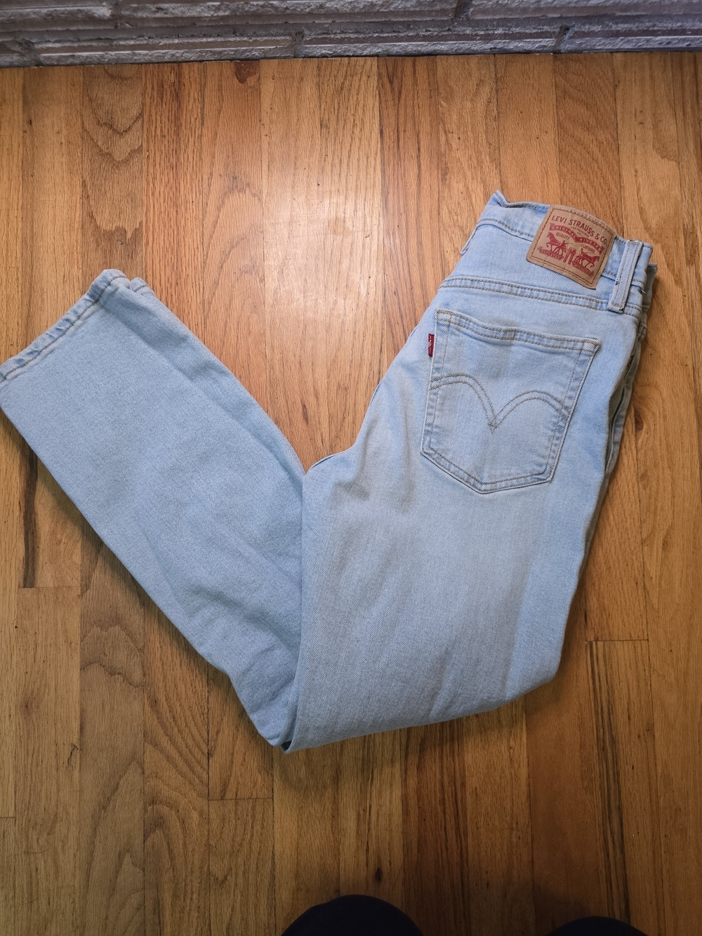 Levi's Wedgie Straight Jeans Women's Size 28 Light Wash Distressed Denim